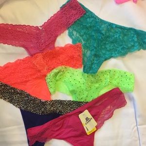 Lot 6 Victoria’s Secret Thong panties Medium New